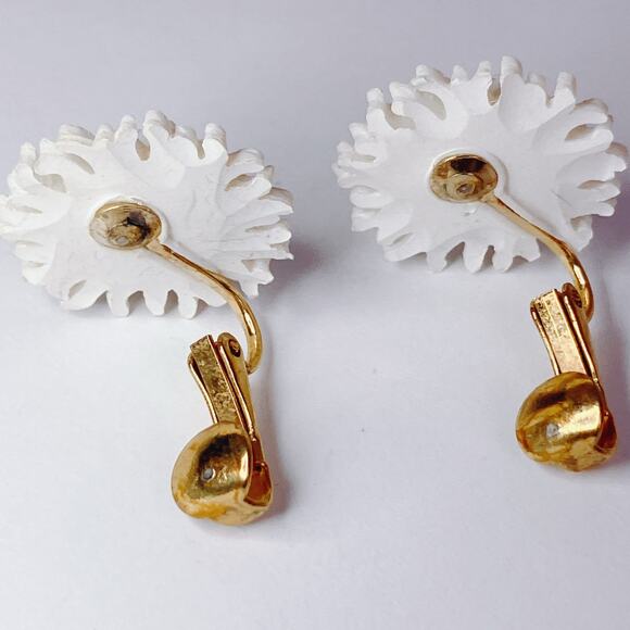VTG 50s Flower Clip-On Earrings White Chrysanthemum Gold Tone Mid Century Floral - Picture 9 of 12